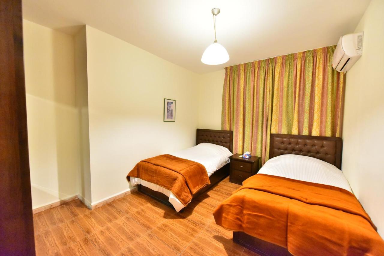 Al Farooq Hotel Apartments Amman Bagian luar foto